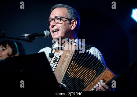 Konzert der aranesischen Gruppe Sarabat, basierend auf traditioneller oktanischer Volksmusik in Les (Aran-Tal, Lleida, Katalonien, Spanien) Stockfoto