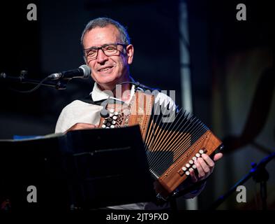 Konzert der aranesischen Gruppe Sarabat, basierend auf traditioneller oktanischer Volksmusik in Les (Aran-Tal, Lleida, Katalonien, Spanien) Stockfoto