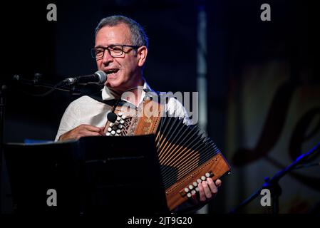 Konzert der aranesischen Gruppe Sarabat, basierend auf traditioneller oktanischer Volksmusik in Les (Aran-Tal, Lleida, Katalonien, Spanien) Stockfoto