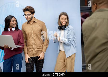 Zwei multirassische Studenten beobachten einige auf dem Laptop Stockfoto