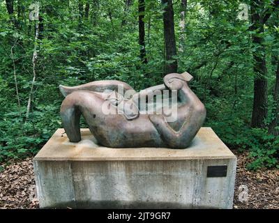 Die Bronzeskulptur „Dreaming“ im Overland Park Arboretum im Overland Park Kansas KS Stockfoto