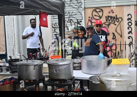 London, Großbritannien. August 28, traditionelle karibische Küche Jamaikas - karibische Küche, Familien helfen, die Stände an der Golborne Road am Notting Hill Carnival 2022 zu öffnen. Quelle: Siehe Li/Picture Capital/Alamy Live News Stockfoto