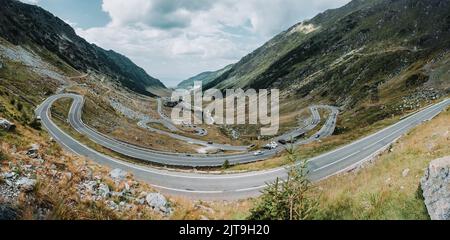 Eine der besten Straßen der Welt, befindet sich in Rumäniens Bergen, ist Trasfagarasan. Panoramablick auf Bergstraßen in Europa. Stockfoto