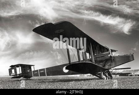 Ein Handley Page O/400 Bomber, der im April 1918 bei der Royal Air Force bei RAF Andover, Hampshire, England, in Dienst gestellt wurde. Die Flugzeuge wurden in Frankreich für taktische nächtliche Angriffe auf Ziele im deutsch besetzten Frankreich und Belgien sowie für strategische Bombardierungen von Industrie- und Transportzielen im Rheinland eingesetzt. Stockfoto