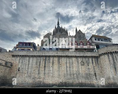 Der Blick auf Mont-Saint-Michel, eine Gezeiteninsel und eine Gemeinde auf dem Festland in der Normandie, Frankreich. Stockfoto