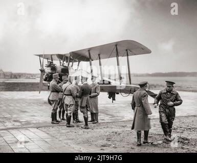 Ein Avro 504 war ein Doppeldecker-Flugzeug des Ersten Weltkriegs, dessen Produktion während des Krieges 8.970 betrug und fast 20 Jahre andauerte, was es zum meistproduzierten Flugzeug jeder Art machte, das während des Ersten Weltkriegs und danach in allen militärischen Kapazitäten diente und die Produktion 1932 endete. Stockfoto