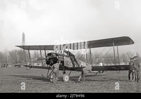 Eine Demonstration des zweimotorigen Avro 504K Training-Flugzeugs, das während des Ersten Weltkriegs von Oberst Charles eingesetzt wurde. E. Lee auf dem Polo Ground in New York, Vereinigte Staaten von Amerika. Stockfoto