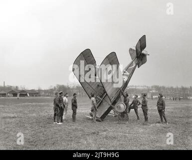 Ein SE5 nach einem Unfall auf dem Flugplatz Savy während der deutschen Offensive. Die Royal Aircraft Factory S.E.5 war ein britisches Doppeldecker-Kampfflugzeug aus dem Ersten Weltkrieg. Es war eines der schnellsten Flugzeuge des Krieges, während es sowohl stabil als auch relativ wendig war. Stockfoto