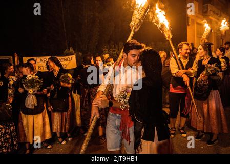 Festival des Fackelabstiegs in La Pobla de Segur zu Ehren der Jungfrau von Ribera, UNESCO-Weltkulturerbe in den Pyrenäen (Katalonien, Spanien) Stockfoto