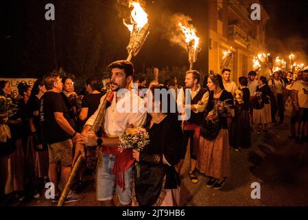 Festival des Fackelabstiegs in La Pobla de Segur zu Ehren der Jungfrau von Ribera, UNESCO-Weltkulturerbe in den Pyrenäen (Katalonien, Spanien) Stockfoto