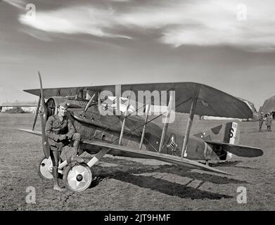 Capt Edward V Rickenbacker der Aero Squadron 94., mit seinem SPAD XIII. Rickenbacker (1890-1973) war ein amerikanischer Kämpfer im Ersten Weltkrieg und Träger der Ehrenmedaille. Mit 26 Siegen aus der Luft war er das erfolgreichste US-amerikanische Jagdflugzeug im Krieg und gilt als der Amerikaner, der während des Krieges die meisten Auszeichnungen für Tapferkeit erhalten hat. Die SPAD S.XIII war ein französisches Doppeldecker-Kampfflugzeug des Ersten Weltkriegs und diente bis zum Ende des Ersten Weltkriegs mit nahezu jedem Jagdgeschwader der Aéronautique Militaire und des United States Army Air Service. Stockfoto