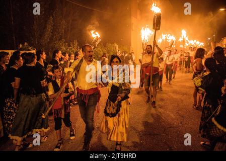 Festival des Fackelabstiegs in La Pobla de Segur zu Ehren der Jungfrau von Ribera, UNESCO-Weltkulturerbe in den Pyrenäen (Katalonien, Spanien) Stockfoto