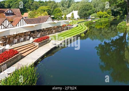 Idyllische Landschaft am Flussufer des Constable Country im Restaurant Talbooth der Milsom Group & Hochzeitslocation gepflegte Rasenflächen an der Essex-Seite des Flusses Stour England, Großbritannien Stockfoto