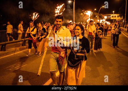 Festival des Fackelabstiegs in La Pobla de Segur zu Ehren der Jungfrau von Ribera, UNESCO-Weltkulturerbe in den Pyrenäen (Katalonien, Spanien) Stockfoto