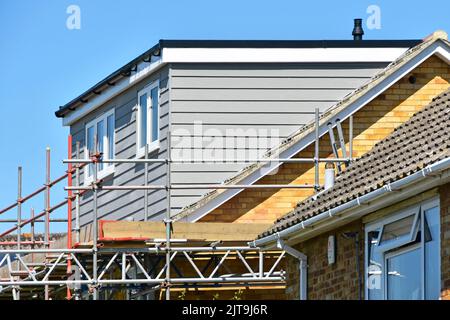 Gerüst um fast fertig neue Dachgaube flach überdachte Erweiterung in Schrägdach auf der Rückseite Höhe zu Doppelhaushälfte Essex England Großbritannien gebaut Stockfoto