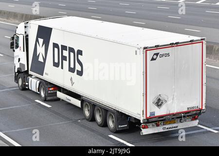 Seitenrückseite und Luftaufnahme des weißen DFDS-Logos dänisches internationales Schiffslogistikgeschäft lkw-LKW-Sattelschlepper auf der britischen Autobahn Stockfoto
