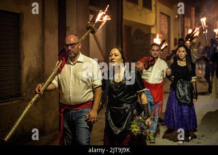 Festival des Fackelabstiegs in La Pobla de Segur zu Ehren der Jungfrau von Ribera, UNESCO-Weltkulturerbe in den Pyrenäen (Katalonien, Spanien) Stockfoto