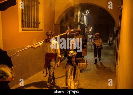 Festival des Fackelabstiegs in La Pobla de Segur zu Ehren der Jungfrau von Ribera, UNESCO-Weltkulturerbe in den Pyrenäen (Katalonien, Spanien) Stockfoto