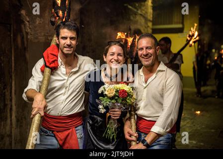 Festival des Fackelabstiegs in La Pobla de Segur zu Ehren der Jungfrau von Ribera, UNESCO-Weltkulturerbe in den Pyrenäen (Katalonien, Spanien) Stockfoto