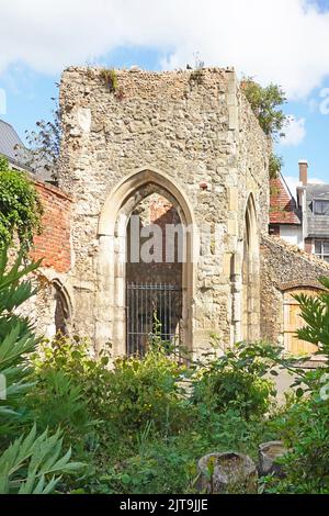 Teil der historischen Steinruine der Alten Kapelle von St. Thomas A Becket in der Nähe von Brentwood Shopping High Street ruiniert denkmalgeschütztes Gebäude Essex England UK Stockfoto