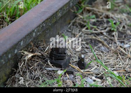 Befestigungsschraube und Mutter für Schienenhalter auf dem Eisenbahnweg Stockfoto