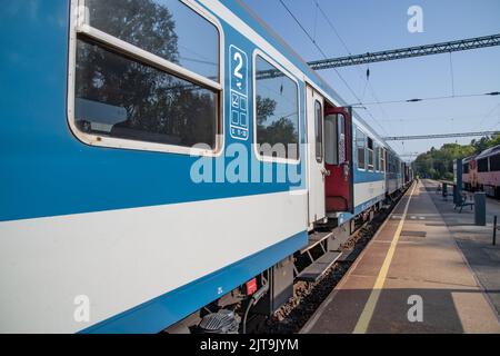 Personenwagen mit Eisenbahnwaggon Stockfoto