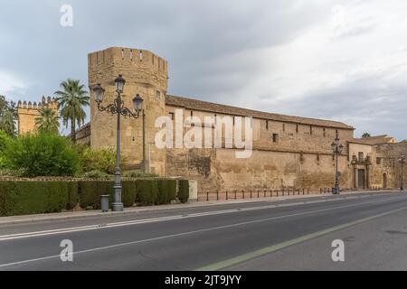 Cordoba Spanien - 09 13 2021: Außenansicht des Alcázar der Festung der christlichen Könige oder des Alcázar von Córdoba, einem mittelalterlichen alcázar im h Stockfoto
