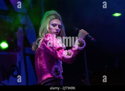 Manchester, Großbritannien. 28. August 2022. Bimini, britischer Performer, Aufnahmeträger und einer der Teilnehmer der Saison 2 von RuPauls Drag Race UK spielt am Sonntag, dem 28.. August, die Alan Turing-Bühne im Manchester Pride. Picture garyroberts/worldwidefeatures.com Credit: GaryRobertsphotography/Alamy Live News Stockfoto