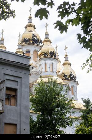 CHARKIW, UKRAINE - 30. Juli 2022: Beschädigte Kuppeln der Kirche durch Artilleriebeschuss durch russische Truppen. Charkiw während des Krieges mit der Russischen Föderation. Stockfoto