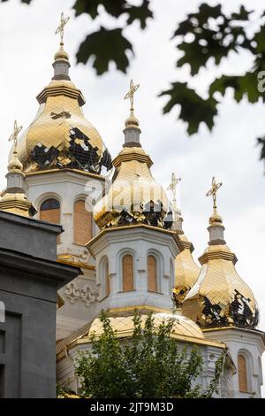 CHARKIW, UKRAINE - 30. Juli 2022: Beschädigte Kuppeln der Kirche durch Artilleriebeschuss durch russische Truppen. Charkiw während des Krieges mit der Russischen Föderation. Stockfoto