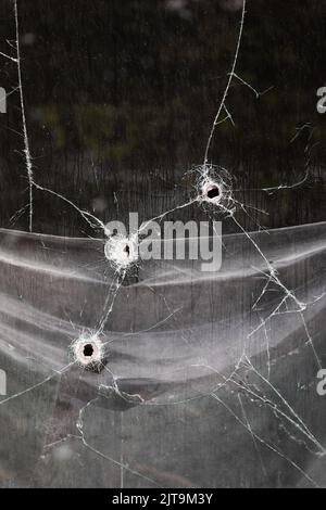 CHARKIW, UKRAINE - 30. Jul. 2022: Fenster mit Löchern aus Muschelfragmenten. Charkow während des Krieges mit der Russischen Föderation. Stockfoto