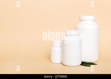 Ergänzen Pillen mit Medizin Flasche Gesundheit und medizinische Draufsicht. Vitamintabletten. Draufsicht Mockup-Flasche für Pillen und Vitamine mit grünem Levi Stockfoto