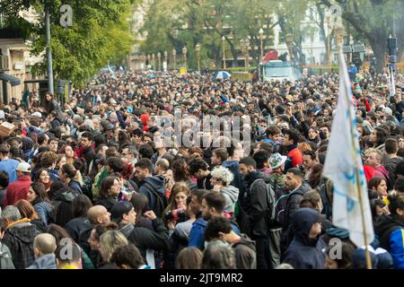 Buenos Aires, Argentinien. 27. August 2022. Militante Mitglieder der Frente para la Victoria versammelten sich um das Haus von Vizepräsidentin Cristina Kirchner, um den Rechtsfall Vialidad gegen sie zu unterstützen. (Foto: Esteban Osorio/Pacific Press) Quelle: Pacific Press Media Production Corp./Alamy Live News Stockfoto