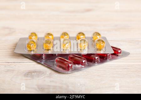 Zu viele verschiedene Pille-Patronen gestapelt. Selektiver Fokus. Packungen mit Blisterpillen mit Tabletten. Farbige Pastillen-Pakete. Ein Haufen Medizin in BL Stockfoto