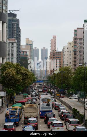 Eine vertikale Aufnahme eines Staus in Prince Edward, Hongkong Stockfoto