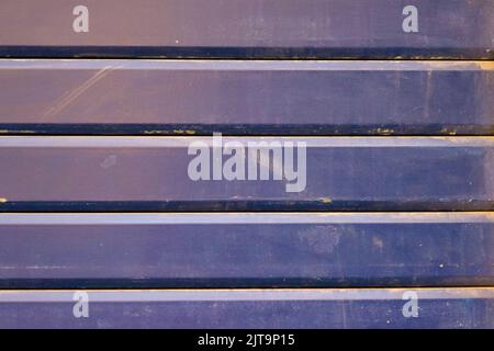 Bunte Garage Stahl Wandstruktur, Nahaufnahme von Indigo Farbe vintage gestreifte Tür, horizontale Linien Muster, Hintergrund. Stockfoto