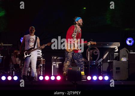 26. Oktober 2020, Castelvolturno, Italien: Lorenzo Cherubini, alias Jovanotti, Singt während der Jova Beach Party in Castelvolturno (Bildquelle: © Francesco Cigliano/Pacific Press via ZUMA Press Wire) Stockfoto