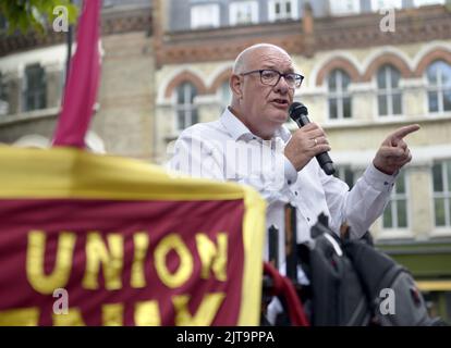 Dave ward, Generalsekretär der Communication Workers Union (CWU), sprach bei einer Kundgebung vor dem Mount Plädoyer vor einer Menge streikender Postarbeiter Stockfoto