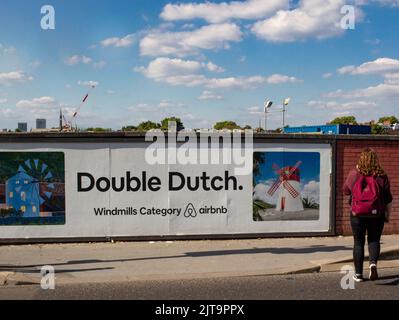 Riesige Plakate an der Wand der Eisenbahnbrücke neben der abgerissenen Earls Court Arena in West London Stockfoto