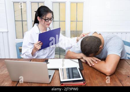 Arzt hält die Schulter des Patienten für Ermutigung, Empathie, Jubel und Unterstützung während der medizinischen Untersuchung. Schlechte Nachrichten, Medizin und Gesundheit Stockfoto