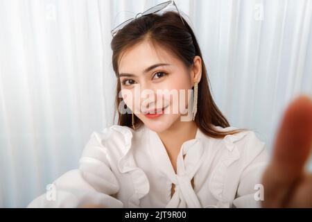 Junge asiatische Frau Reisende Blogger Selfie sich mit Smartphone während der Aufnahme vlog Video Live-Streaming. Blogger und vlogger online Influencer auf Stockfoto
