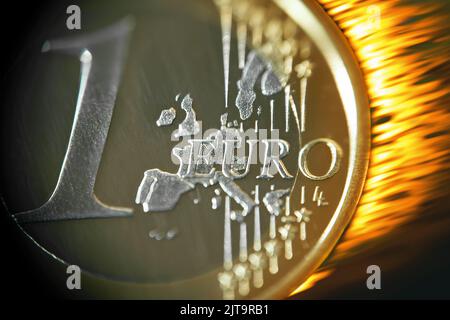 Eine Euro-Münze, brennend feurig, Nahaufnahme. Stockfoto