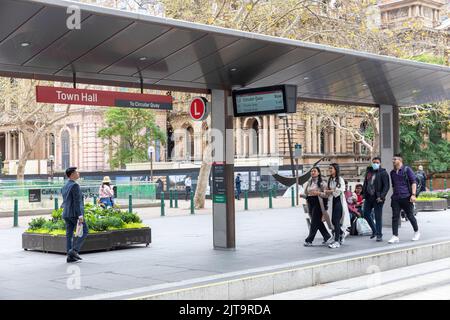 Pendler der Stadtbahn am Town Hall-Bahnhof in Sydney CBD warten auf den nächsten CBD-Stadtzug, Sydney, NSW, Australien Stockfoto