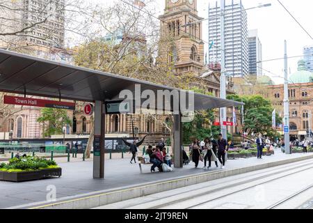 Pendler der Stadtbahn am Town Hall-Bahnhof in Sydney CBD warten auf den nächsten CBD-Stadtzug, Sydney, NSW, Australien Stockfoto