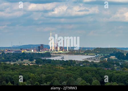 Blick von der Halde Rheinpreußen auf die Industrie am Rhein bei Duisburg, Moers, Nordrhein-Westfalen, Deutschland, Europa | Halde Rheinpreußen Ansicht Stockfoto