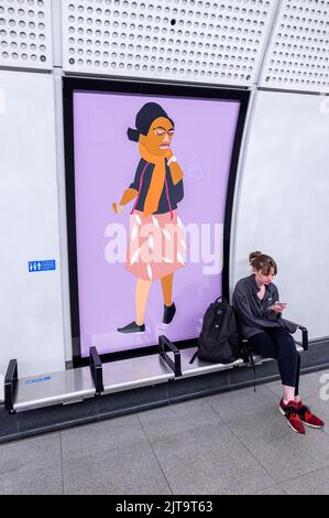 Ein Sonntagnachmittag in Whitechapel, ein Kunstwerk des Künstlers Chantal Joffe. Whitechapel - Elizabeth Line Station Stockfoto