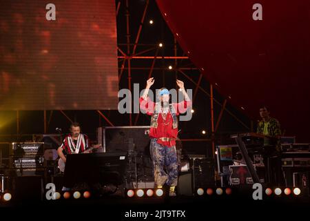 26. Oktober 2020, Castelvolturno, Italien: Lorenzo Cherubini, alias Jovanotti, Singt während der Jova Beach Party in Castelvolturno (Caserta) (Foto: © Francesco Cigliano/Pacific Press via ZUMA Press Wire) Stockfoto