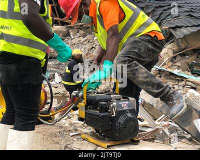 Abuja, Nigeria. 29.. August 2022. Rettungskräfte am Ort eines eingestürzten Gebäudes in Kubwa, einem Vorort von Abuja, der Hauptstadt von Nigeria. Zwei Personen wurden nach dem Einsturz eines dreistöckigen Gebäudes, das gerade rekonstruiert wurde, als tot bestätigt. Kredit: Majority World CIC/Alamy Live Nachrichten Stockfoto