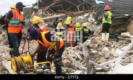 Abuja, Nigeria. 29.. August 2022. Rettungskräfte am Ort eines eingestürzten Gebäudes in Kubwa, einem Vorort von Abuja, der Hauptstadt von Nigeria. Zwei Personen wurden nach dem Einsturz eines dreistöckigen Gebäudes, das gerade rekonstruiert wurde, als tot bestätigt. Kredit: Majority World CIC/Alamy Live Nachrichten Stockfoto