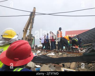 Abuja, Nigeria. 29.. August 2022. Rettungskräfte am Ort eines eingestürzten Gebäudes in Kubwa, einem Vorort von Abuja, der Hauptstadt von Nigeria. Zwei Personen wurden nach dem Einsturz eines dreistöckigen Gebäudes, das gerade rekonstruiert wurde, als tot bestätigt. Kredit: Majority World CIC/Alamy Live Nachrichten Stockfoto